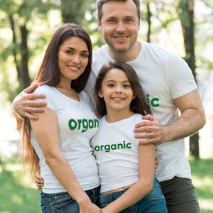 rodina v organických tričkách
